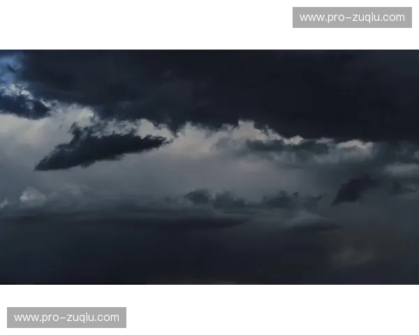 天空vs.风暴:平静背后的力量与毁灭的交响曲 天空vs.风暴:平静背后的力量与毁灭的交响曲